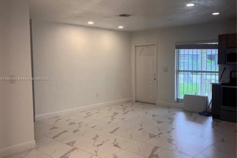 Casa en alquiler en Miami Gardens, Florida, 3 dormitorios, 158.12 m2 № 1925209 - foto 3