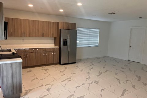 Villa ou maison à louer à Miami Gardens, Floride: 3 chambres, 158.12 m2 № 1925209 - photo 2