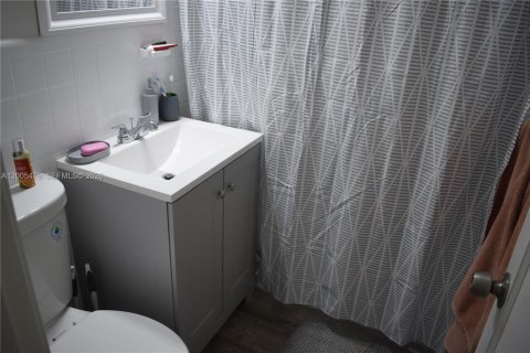 House in Hialeah, Florida 3 bedrooms, 87.61 sq.m. № 2245150 - photo 6