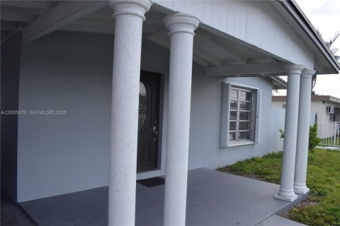 House in Hialeah, Florida 3 bedrooms, 87.61 sq.m. № 2245150 - photo 2