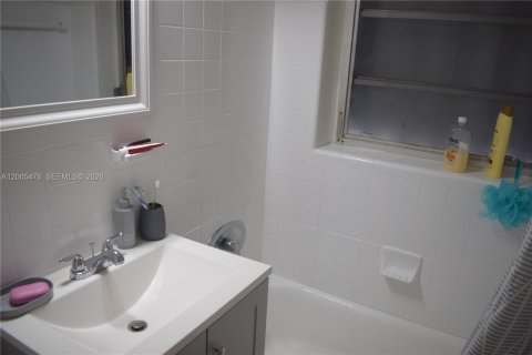 House in Hialeah, Florida 3 bedrooms, 87.61 sq.m. № 2245150 - photo 9