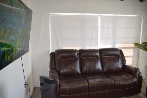 House in Hialeah, Florida 3 bedrooms, 87.61 sq.m. № 2245150 - photo 4