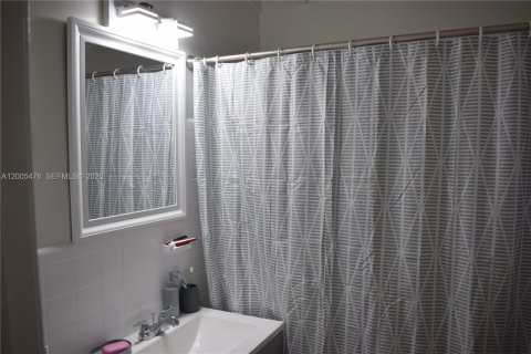 House in Hialeah, Florida 3 bedrooms, 87.61 sq.m. № 2245150 - photo 7