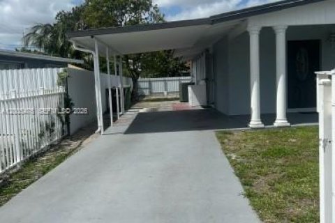 House in Hialeah, Florida 3 bedrooms, 87.61 sq.m. № 2245150 - photo 3