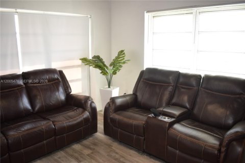 House in Hialeah, Florida 3 bedrooms, 87.61 sq.m. № 2245150 - photo 10