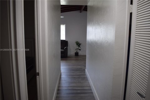 House in Hialeah, Florida 3 bedrooms, 87.61 sq.m. № 2245150 - photo 13
