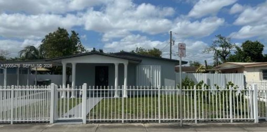 House in Hialeah, Florida 3 bedrooms, 87.61 sq.m. № 2245150