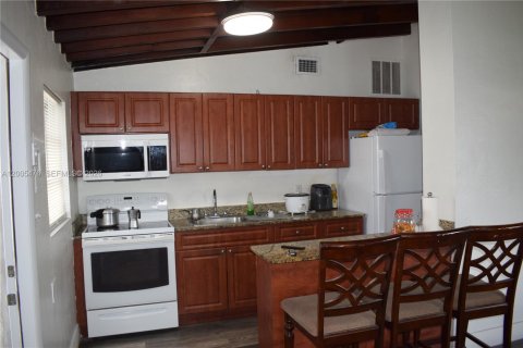 House in Hialeah, Florida 3 bedrooms, 87.61 sq.m. № 2245150 - photo 11