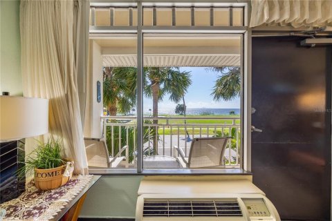 Condo in Ruskin, Florida, 3 rooms  № 2133388 - photo 1