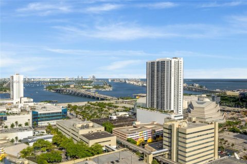 Снять в аренду кондоминиум в Майами, Флорида 2 спальни, 81.57м2, № 2045724 - фото 22