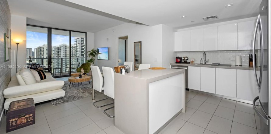 Кондоминиум с 2 спальнями в Майами, Флорида № 2045724