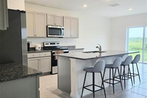 House in Haines City, Florida 5 bedrooms, 250.46 sq.m. № 1778662 - photo 4
