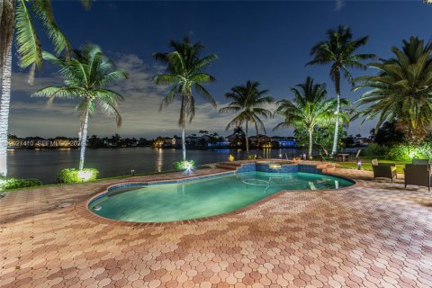 House in Pembroke Pines, Florida 5 bedrooms, 306.95 sq.m. № 2085362 - photo 16