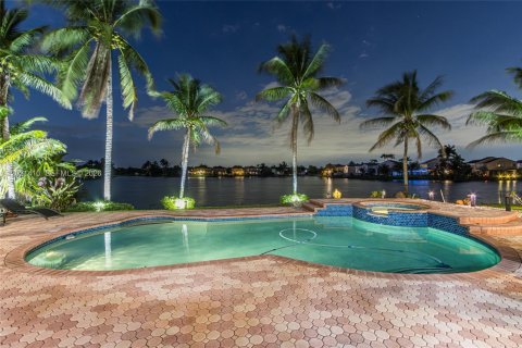 House in Pembroke Pines, Florida 5 bedrooms, 306.95 sq.m. № 2085362 - photo 15