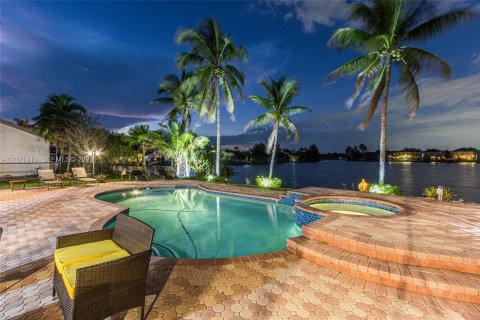 House in Pembroke Pines, Florida 5 bedrooms, 306.95 sq.m. № 2085362 - photo 14