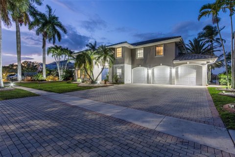 House in Pembroke Pines, Florida 5 bedrooms, 306.95 sq.m. № 2085362 - photo 3