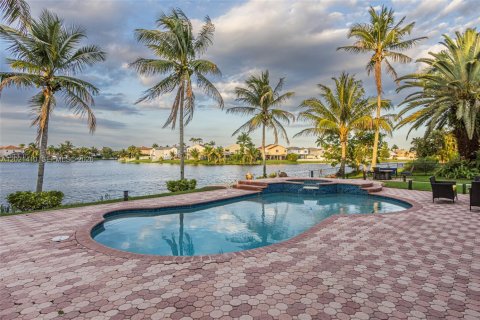 House in Pembroke Pines, Florida 5 bedrooms, 306.95 sq.m. № 2085362 - photo 6