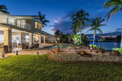 House in Pembroke Pines, Florida 5 bedrooms, 306.95 sq.m. № 2085362 - photo 11