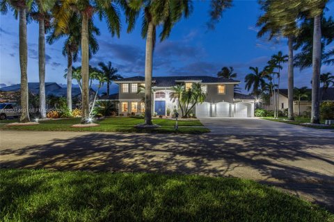 House in Pembroke Pines, Florida 5 bedrooms, 306.95 sq.m. № 2085362