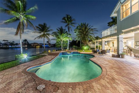 House in Pembroke Pines, Florida 5 bedrooms, 306.95 sq.m. № 2085362 - photo 17