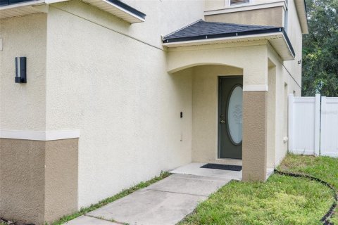 House in Gibsonton, Florida 4 bedrooms, 174.01 sq.m. № 2395898 - photo 2