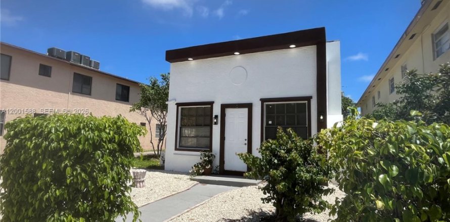 House in Lake Worth, Florida 2 bedrooms, 82.22 sq.m. № 2068311