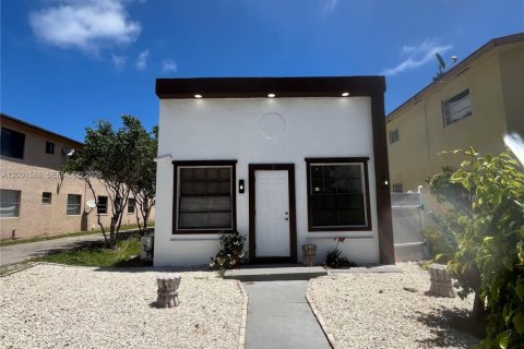 House in Lake Worth, Florida 2 bedrooms, 82.22 sq.m. № 2068311 - photo 2