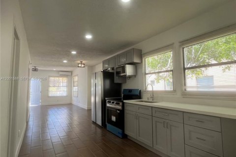 House in Lake Worth, Florida 2 bedrooms, 82.22 sq.m. № 2068311 - photo 12