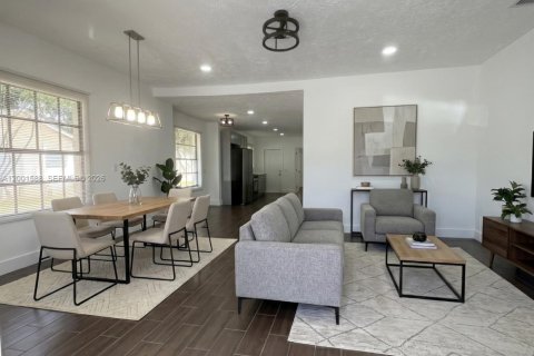 House in Lake Worth, Florida 2 bedrooms, 82.22 sq.m. № 2068311 - photo 7