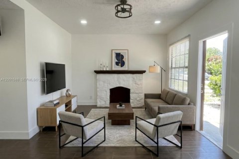 House in Lake Worth, Florida 2 bedrooms, 82.22 sq.m. № 2068311 - photo 5