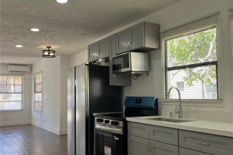 House in Lake Worth, Florida 2 bedrooms, 82.22 sq.m. № 2068311 - photo 13