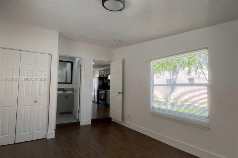 House in Lake Worth, Florida 2 bedrooms, 82.22 sq.m. № 2068311 - photo 8