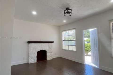 House in Lake Worth, Florida 2 bedrooms, 82.22 sq.m. № 2068311 - photo 4