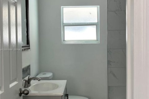 House in Lake Worth, Florida 2 bedrooms, 82.22 sq.m. № 2068311 - photo 15