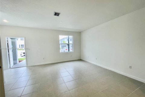 Снять в аренду таунхаус в Флорида-Сити, Флорида 3 спальни, № 1976544 - фото 2