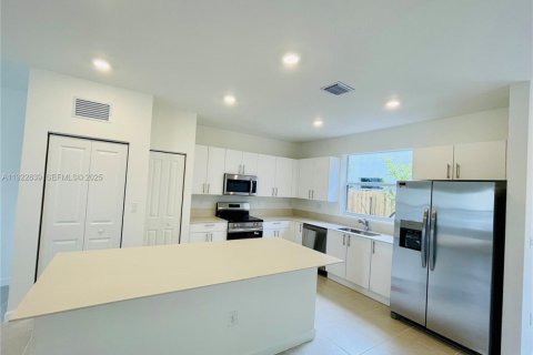 Снять в аренду таунхаус в Флорида-Сити, Флорида 3 спальни, № 1976544 - фото 1