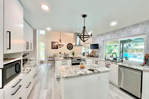 House in Tarpon Springs, Florida 5 bedrooms, 277.31 sq.m. № 1750261 - photo 12