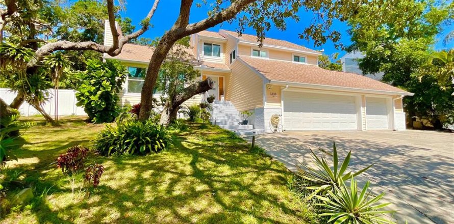 House in Tarpon Springs, Florida 5 bedrooms, 277.31 sq.m. № 1750261