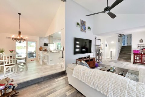 House in Tarpon Springs, Florida 5 bedrooms, 277.31 sq.m. № 1750261 - photo 7