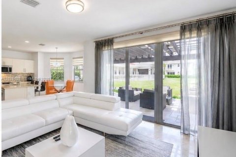 House in Doral, Florida 5 bedrooms, 293.57 sq.m. № 2252050 - photo 18