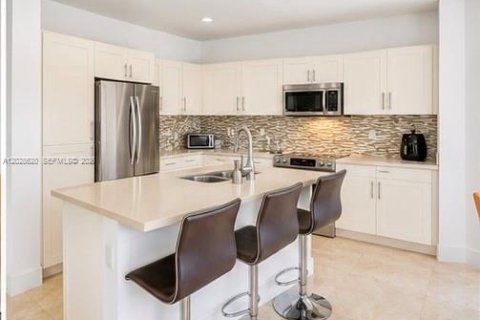 House in Doral, Florida 5 bedrooms, 293.57 sq.m. № 2252050 - photo 3