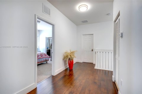 House in Doral, Florida 5 bedrooms, 293.57 sq.m. № 2252050 - photo 29