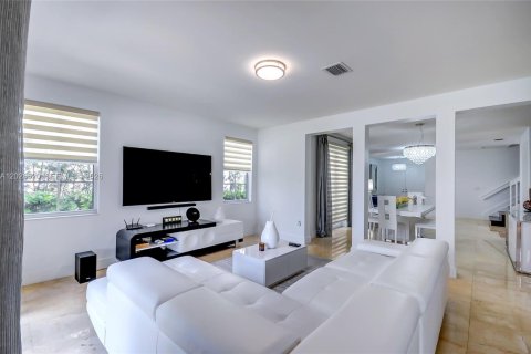 House in Doral, Florida 5 bedrooms, 293.57 sq.m. № 2252050 - photo 25
