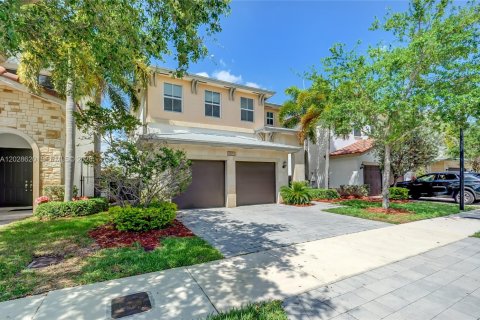 House in Doral, Florida 5 bedrooms, 293.57 sq.m. № 2252050 - photo 7