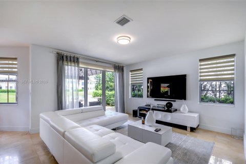 House in Doral, Florida 5 bedrooms, 293.57 sq.m. № 2252050 - photo 24