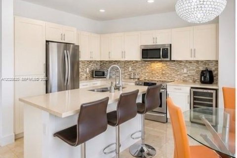 House in Doral, Florida 5 bedrooms, 293.57 sq.m. № 2252050 - photo 4