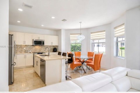 House in Doral, Florida 5 bedrooms, 293.57 sq.m. № 2252050