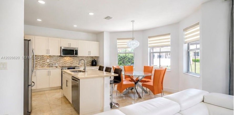 House in Doral, Florida 5 bedrooms, 293.57 sq.m. № 2252050