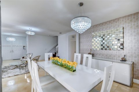House in Doral, Florida 5 bedrooms, 293.57 sq.m. № 2252050 - photo 23