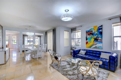 House in Doral, Florida 5 bedrooms, 293.57 sq.m. № 2252050 - photo 19